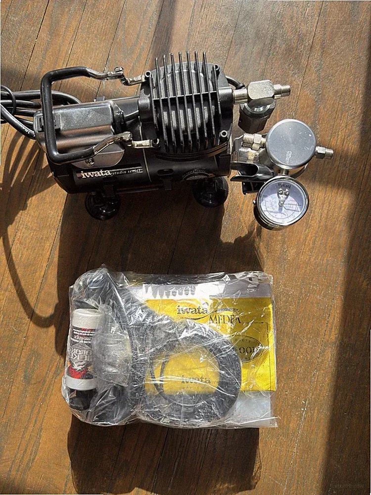 Iwata Airbrushes oil-less piston air Compressor & Airbrush Kit Smartjet